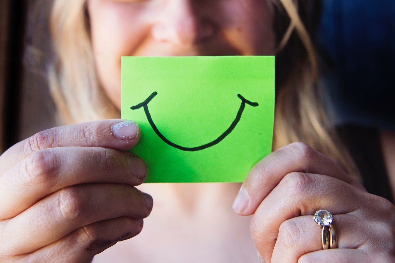 customer satisfaction in contact centers - smile sticky note